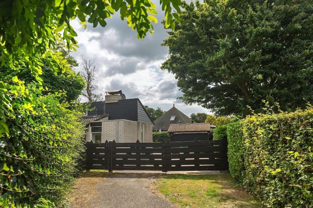 Bungalow Near Beach With Large Private Garden - Not For Companies Ouddorp Eksteriør bilde