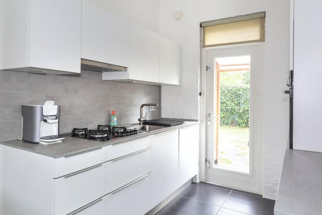 Bungalow Near Beach With Large Private Garden - Not For Companies Ouddorp Eksteriør bilde